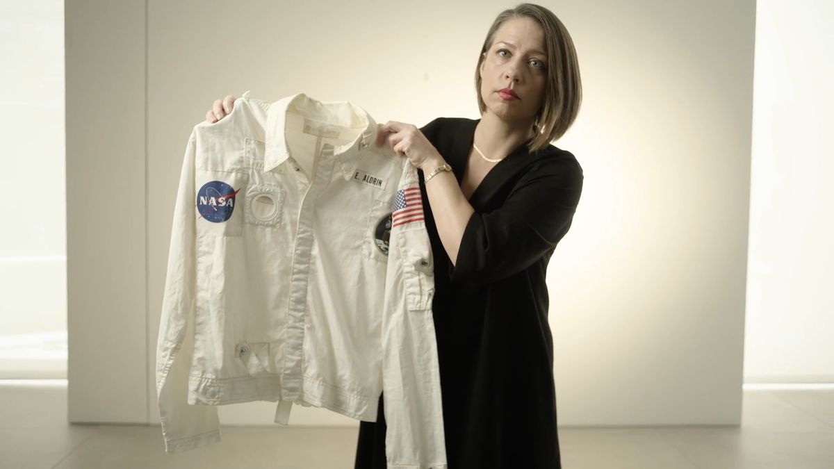 Vydražila se bunda z Měsíce. Pero, které posádce Apolla zachránilo život, nikoli